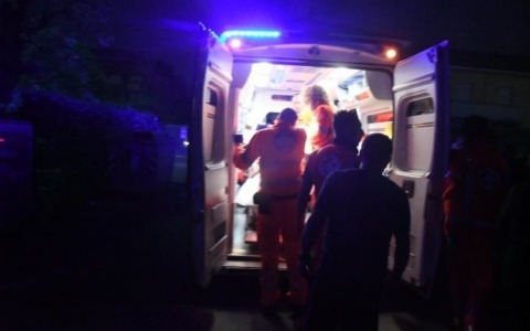 Una donna si tuffa nel Naviglio per salvare il suo cane: soccorsa a Vimodrone