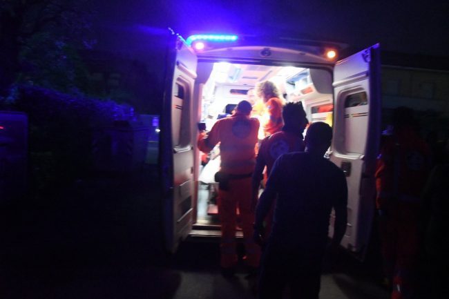 Una donna si tuffa nel Naviglio per salvare il suo cane: soccorsa a Vimodrone