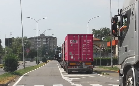 Via Colombo: divieto di transito per i Tir diventa permanente