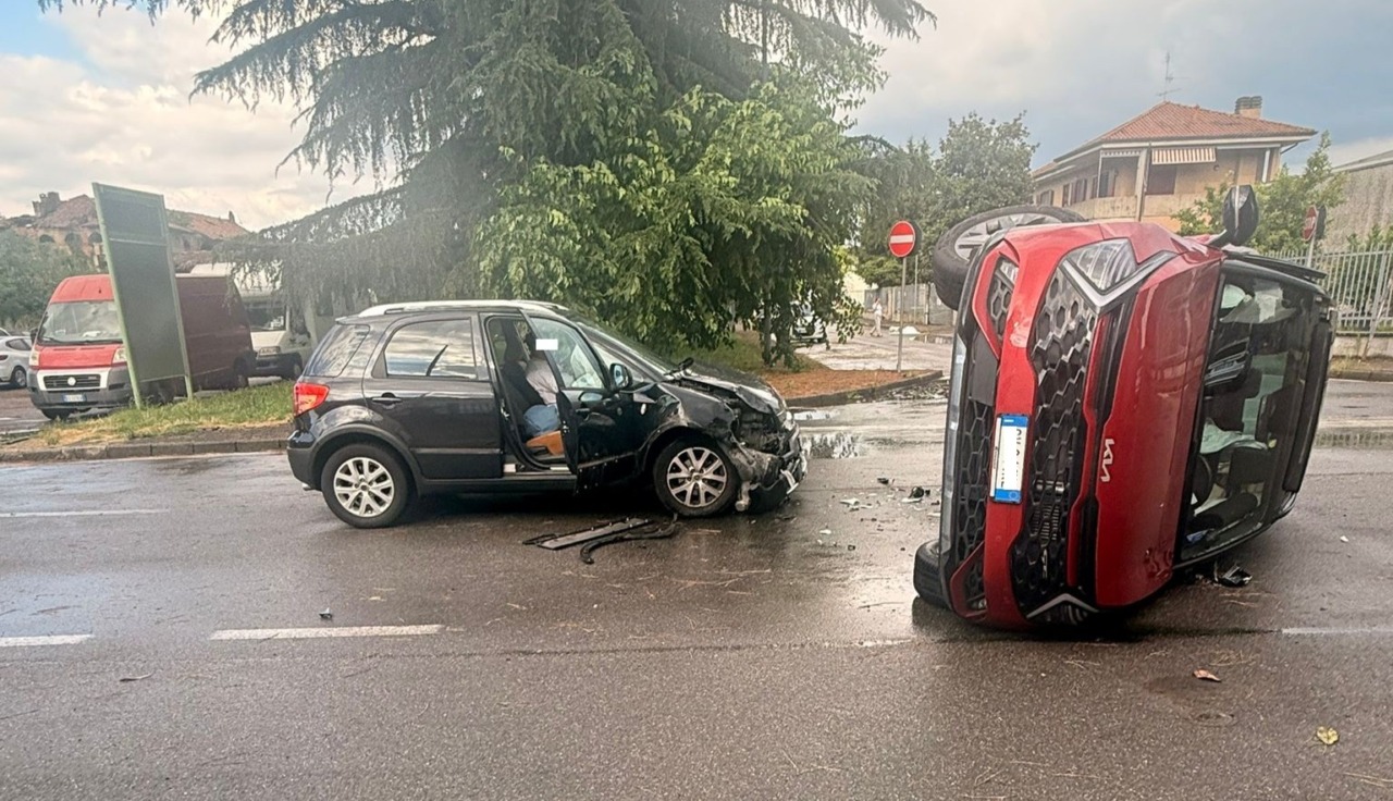 Vimodrone, scontro tra auto: due persone ferite