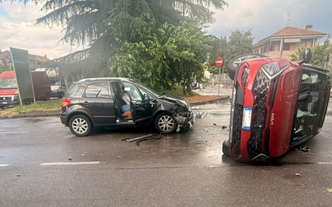 Vimodrone, scontro tra auto: due persone ferite