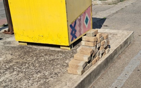 Abbandona 30 piastrelle nel parcheggio: sanzionato per gesto inopportuno