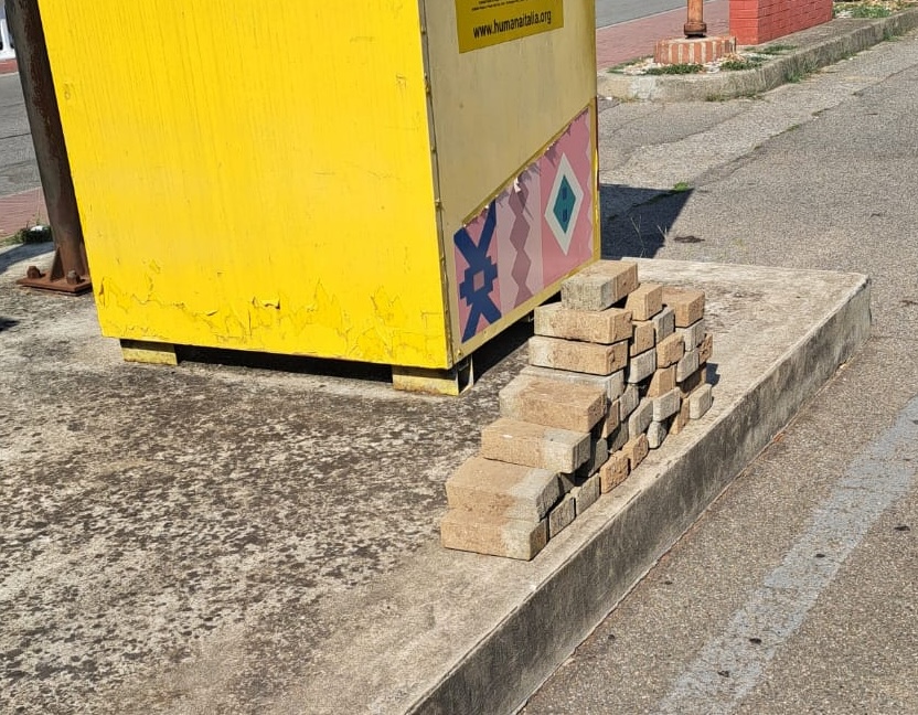 Abbandona 30 piastrelle nel parcheggio: sanzionato per gesto inopportuno