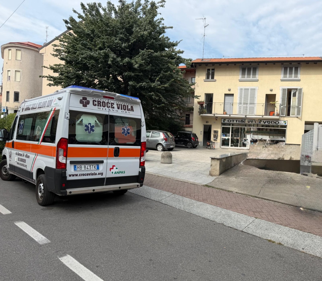 Anziano cade in casa e resta a terra: l’intervento decisivo di un commerciante di Cologno Monzese