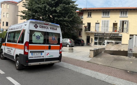 Anziano cade in casa e resta a terra: l’intervento decisivo di un commerciante di Cologno Monzese