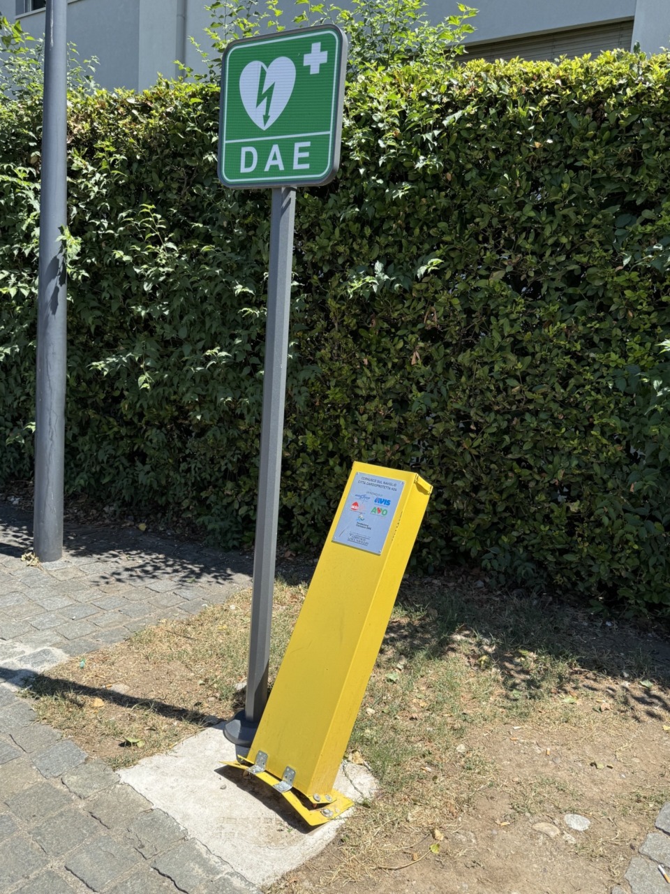 Atti vandalici a Cernusco: colonnina DAE danneggiata in piazza Unità d’Italia