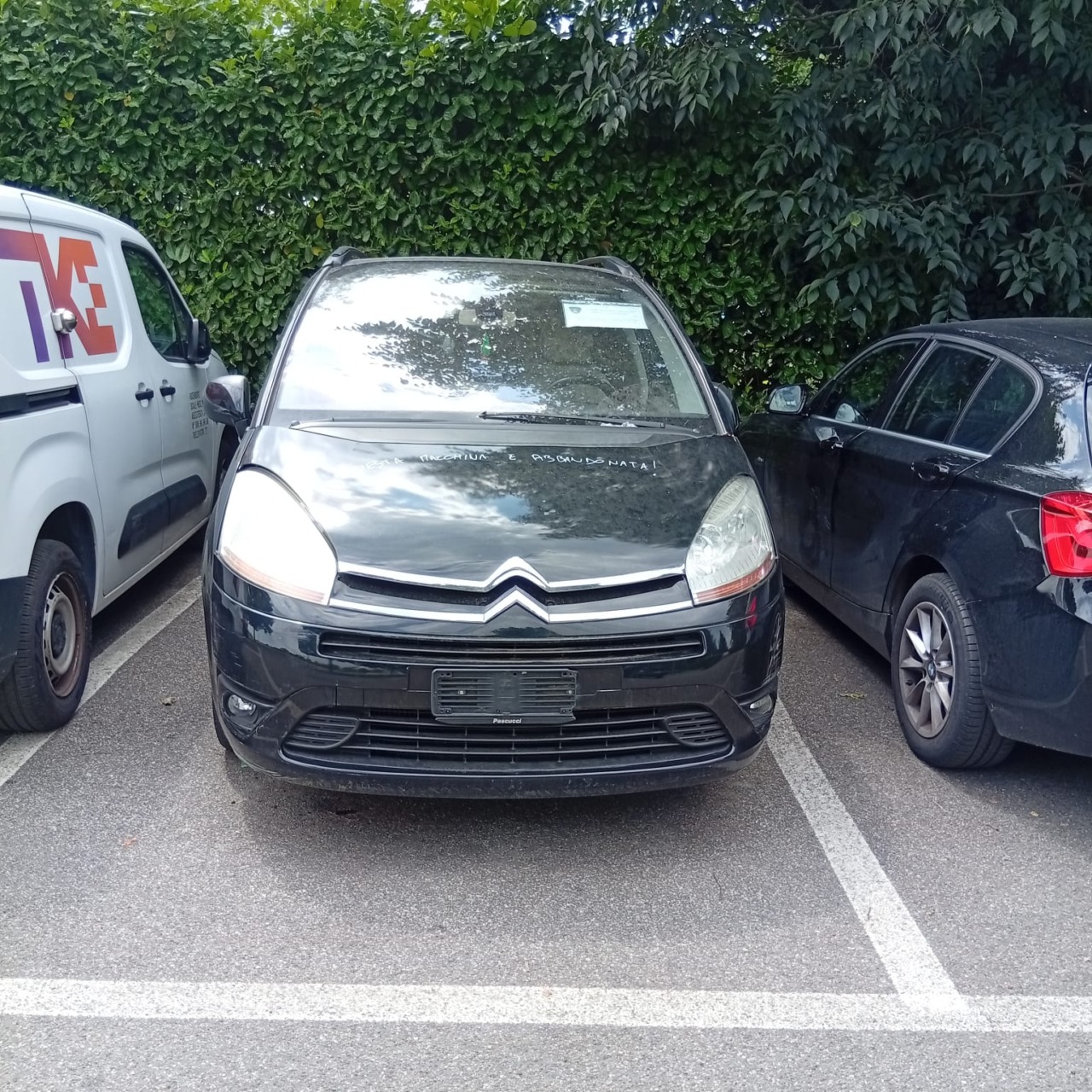Auto abbandonata da mesi nel parcheggio, residenti in rivolta: “C’è chi ci vive dentro”