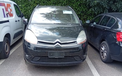 Auto abbandonata da mesi nel parcheggio, residenti in rivolta: “C’è chi ci vive dentro”