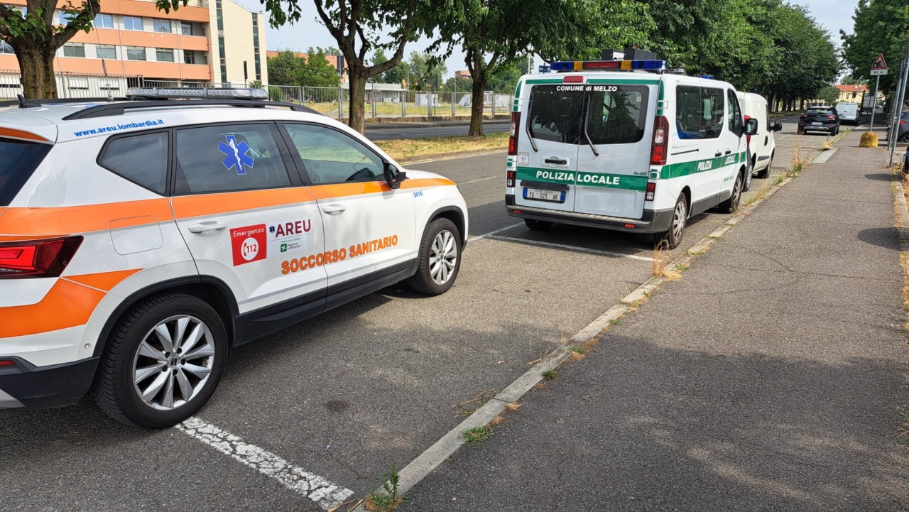 Cade da una scala: soccorso urgente per un cinquantenne a Melzo