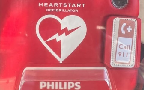 Defibrillatore in via 25 Aprile: il numero d’emergenza americano sorprende