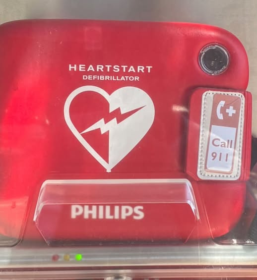 Defibrillatore in via 25 Aprile: il numero d’emergenza americano sorprende