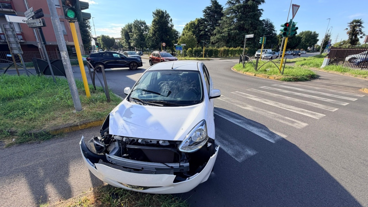 Due auto si scontrano a Brugherio: interviene la Polizia Locale