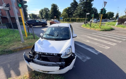 Due auto si scontrano a Brugherio: interviene la Polizia Locale