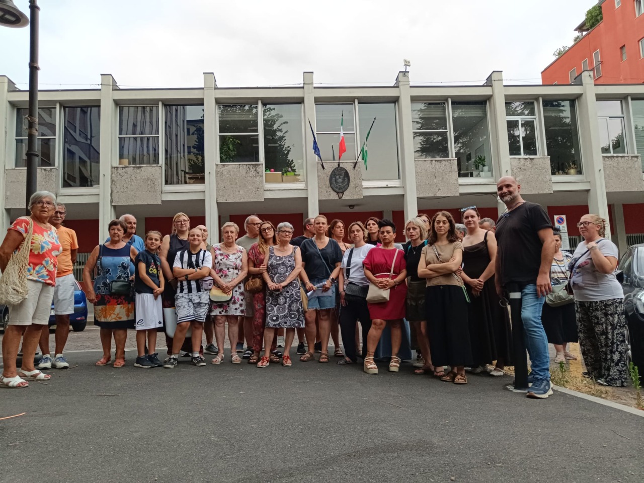 Flash mob a Cassina de’ Pecchi: “Non sopprimete la Linea Blu dello Scuolabus”