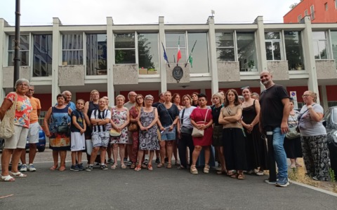 Flash mob a Cassina de’ Pecchi: “Non sopprimete la Linea Blu dello Scuolabus”
