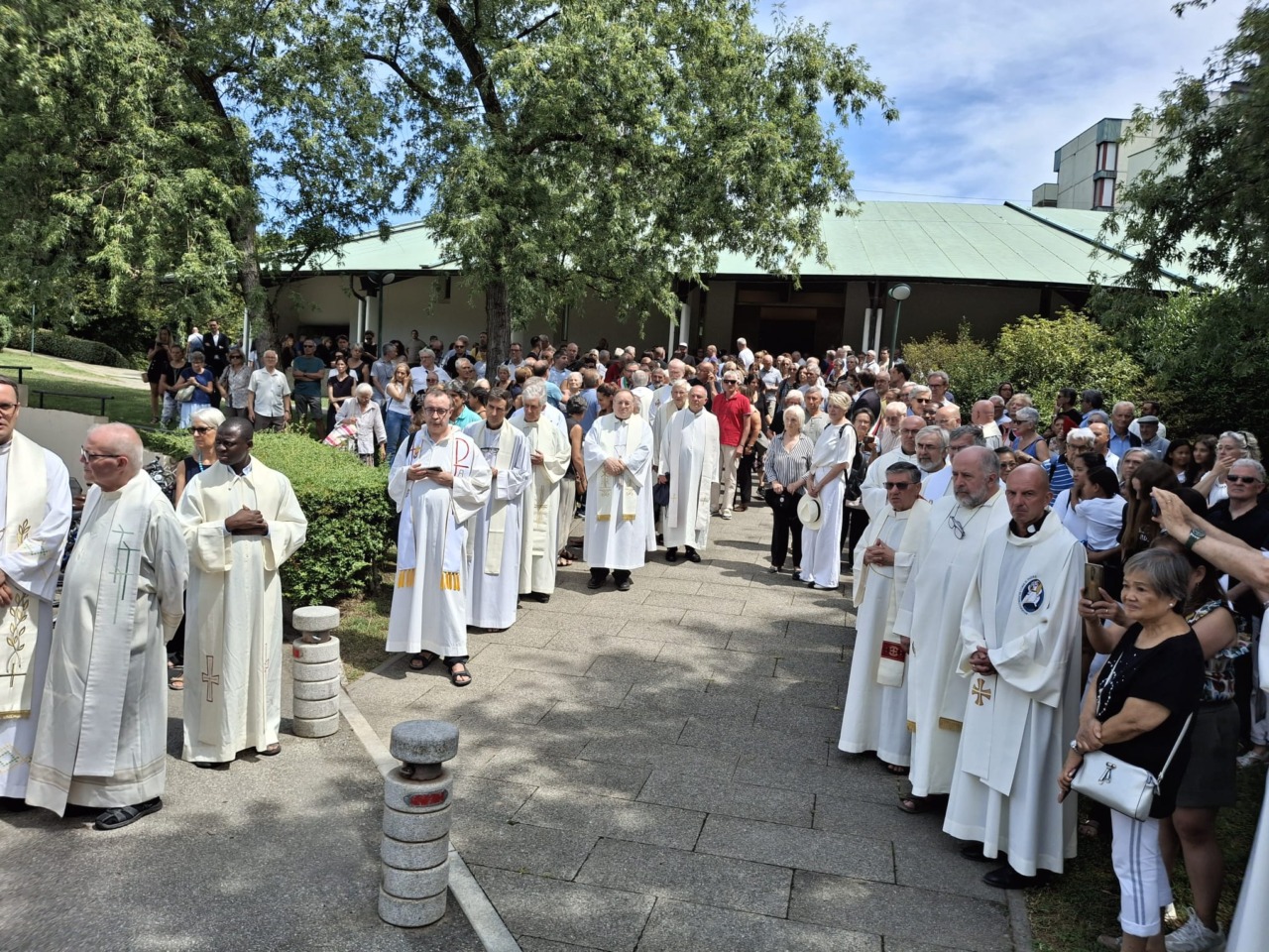 Funerale di don Felice, un afflusso di fedeli per l’ultimo saluto