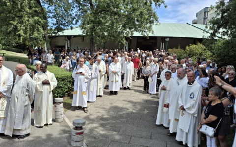 Funerale di don Felice, un afflusso di fedeli per l’ultimo saluto