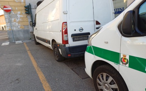 Furgone con targa di un altro veicolo: maxi sanzione e fermo amministrativo