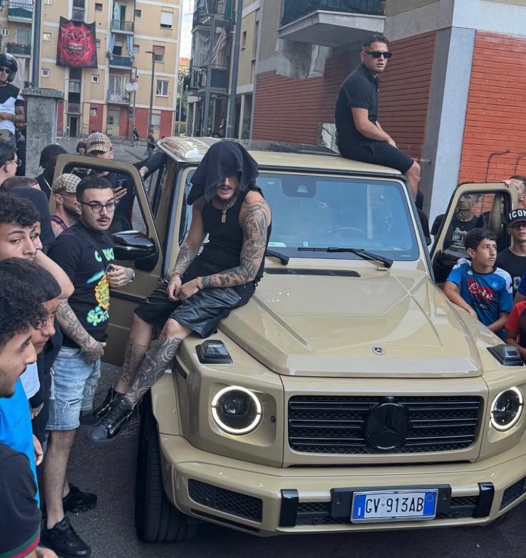 Giovani radunati in piazza per un video non autorizzato: intervengono le Forze dell’ordine