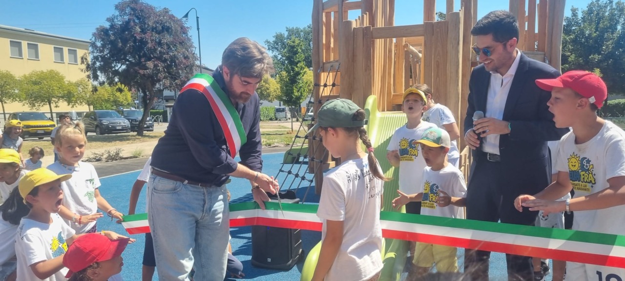 Inaugurato il nuovo parco del Villaggio Ambrosiano, uno spazio dedicato a bambini e anziani