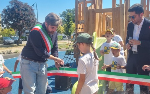Inaugurato il nuovo parco del Villaggio Ambrosiano, uno spazio dedicato a bambini e anziani