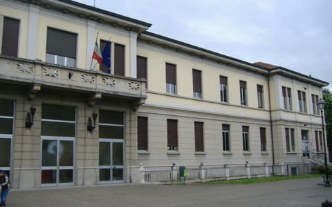 Incidente alle scuole di Brugherio: mamma fa causa al Comune dopo una caduta