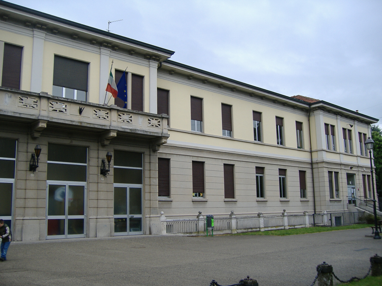 Incidente alle scuole di Brugherio: mamma fa causa al Comune dopo una caduta
