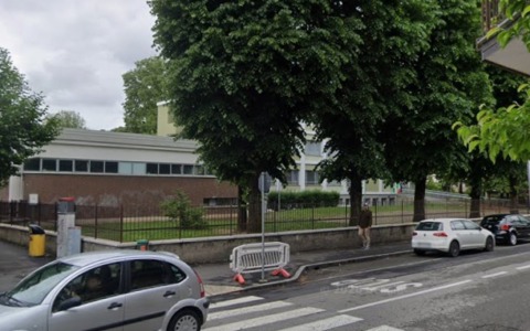 Intervento decisivo per il giardino della primaria: arriva l’erba sintetica