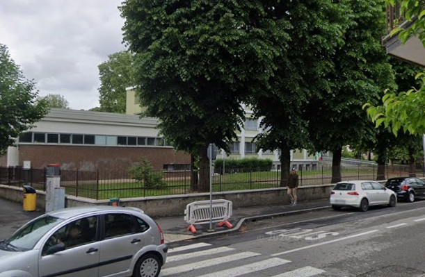 Intervento decisivo per il giardino della primaria: arriva l’erba sintetica