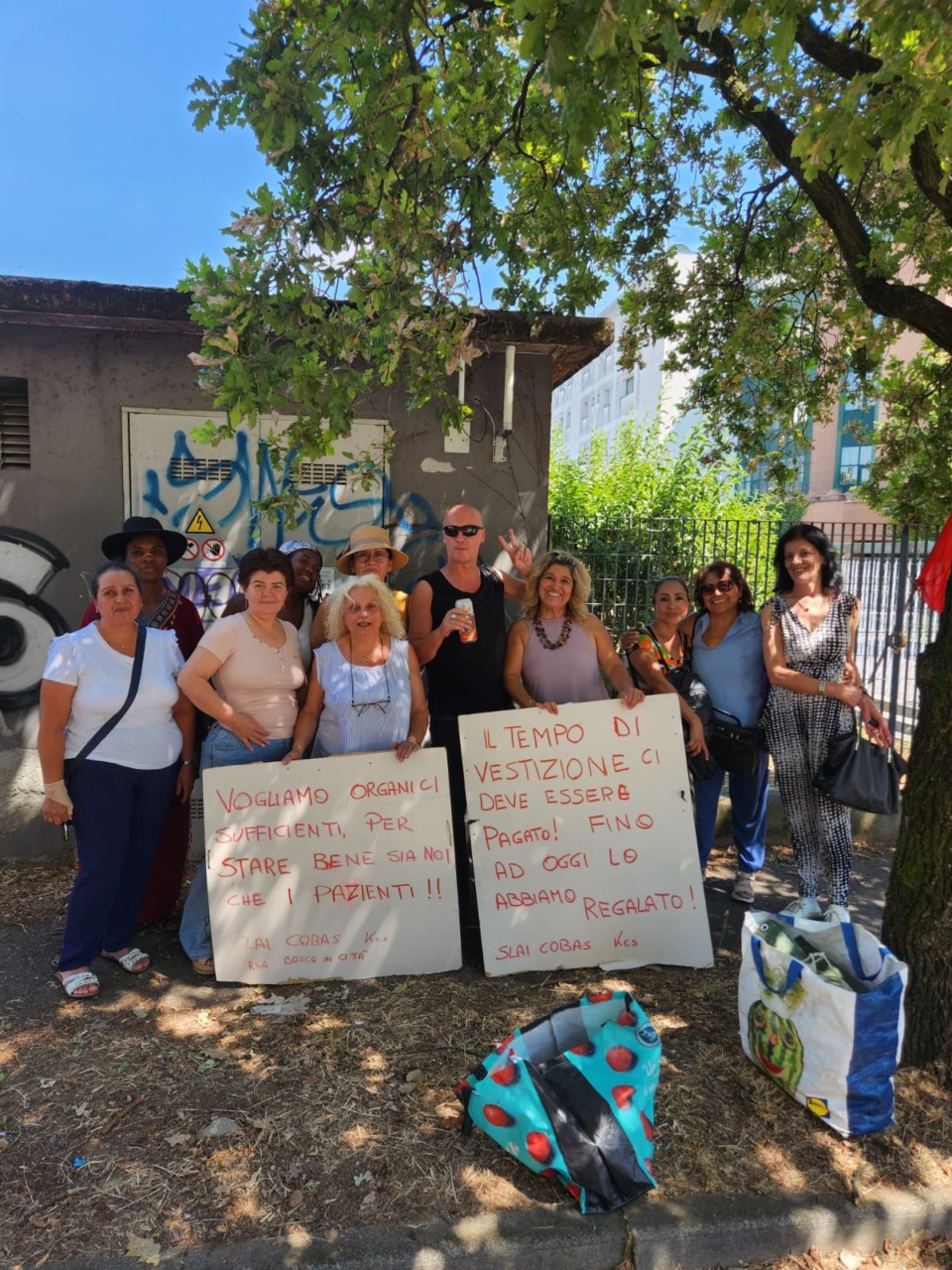 “Non ci pagano più il tempo per vestirci”, mobilitazione alla Rsa Bosco di Brugherio