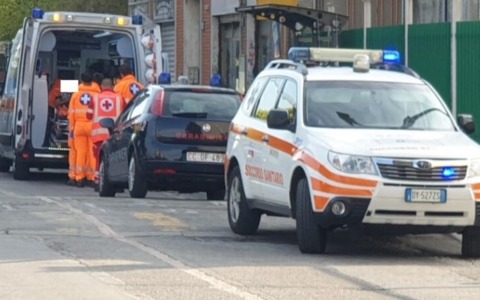 Operaio 64enne ferito: gambe schiacciate da un pezzo di ferro