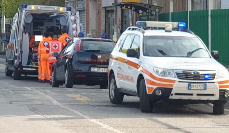 Operaio 64enne ferito: gambe schiacciate da un pezzo di ferro