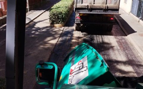 Rinnovati gli asfalti delle strade davanti alle scuole di Pioltello Vecchia e Seggiano