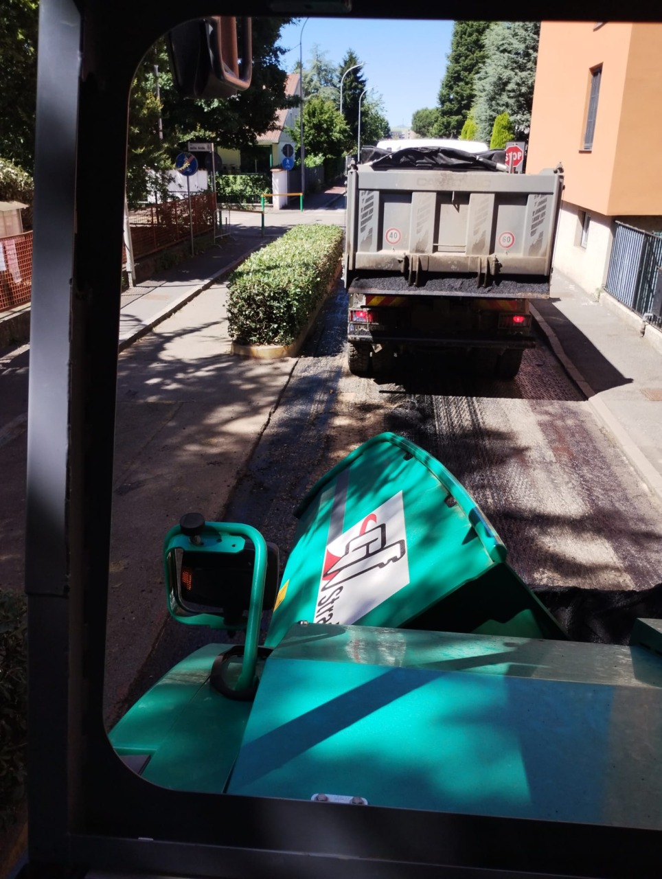 Rinnovati gli asfalti delle strade davanti alle scuole di Pioltello Vecchia e Seggiano