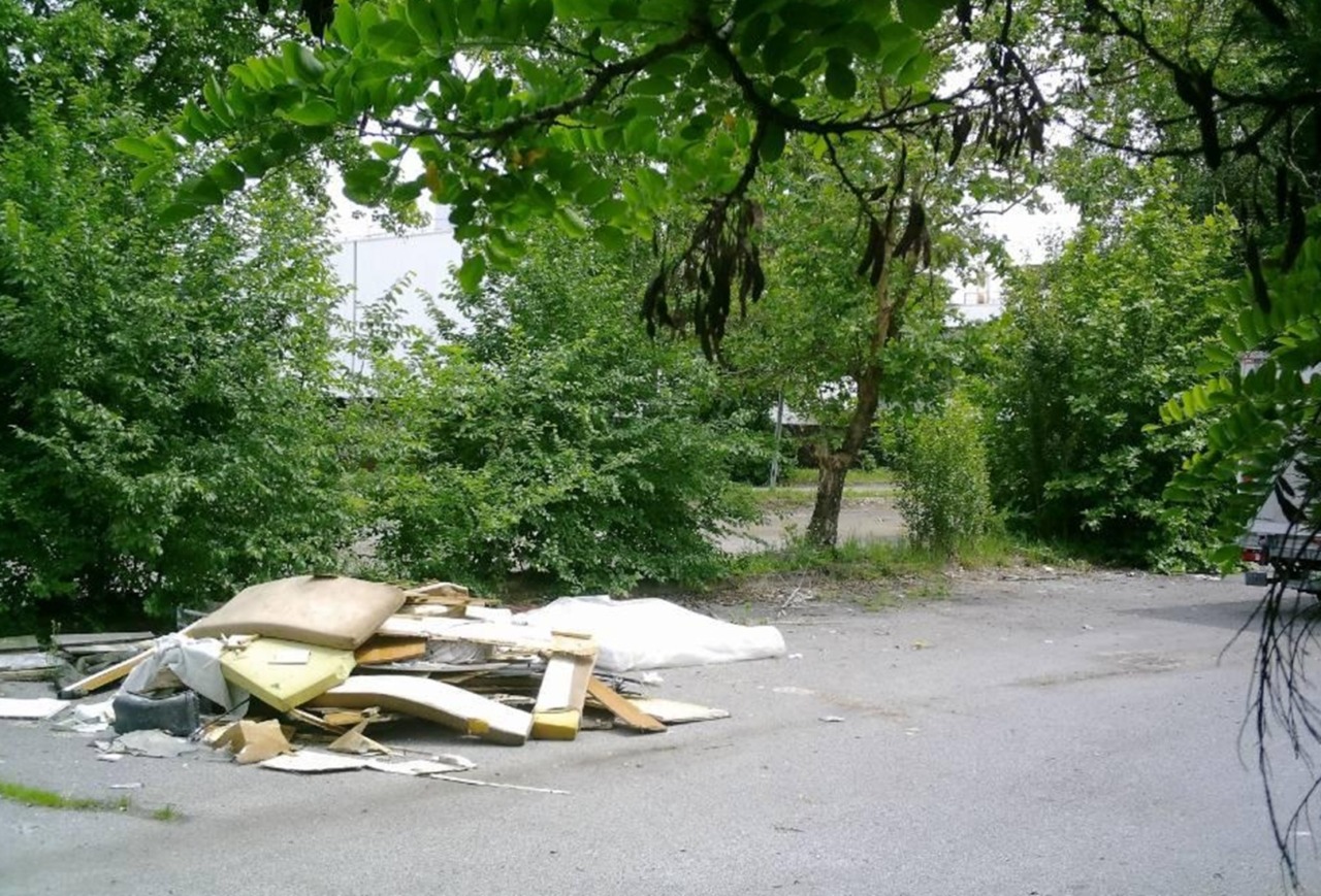Sanzioni severe per chi abbandona rifiuti: identificato un inquinatore a Cassina