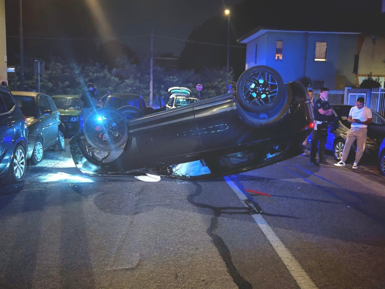 Suv si ribalta dopo aver colpito auto in sosta, conducente ubriaco denunciato