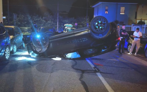 Suv si ribalta dopo aver colpito auto in sosta, conducente ubriaco denunciato