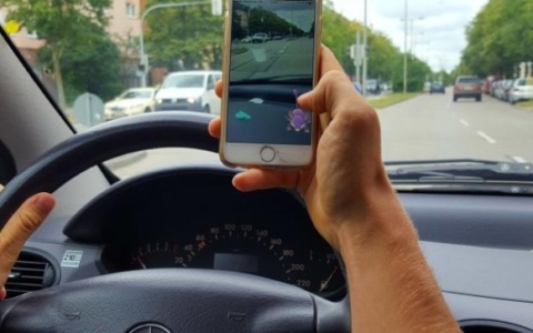 Un 40enne aggredisce gli agenti dopo essere sorpreso a guidare con il cellulare a Brugherio