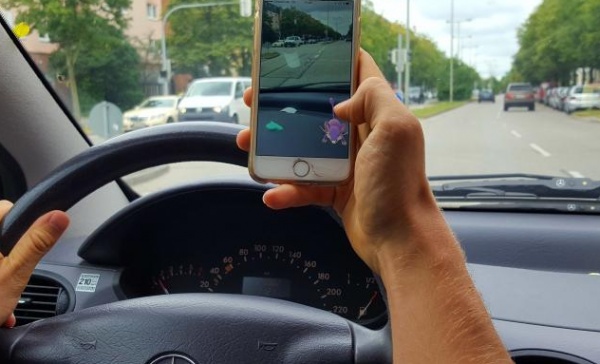 Un 40enne aggredisce gli agenti dopo essere sorpreso a guidare con il cellulare a Brugherio
