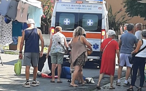 Una cliente del mercato cade in una buca e finisce in ospedale
