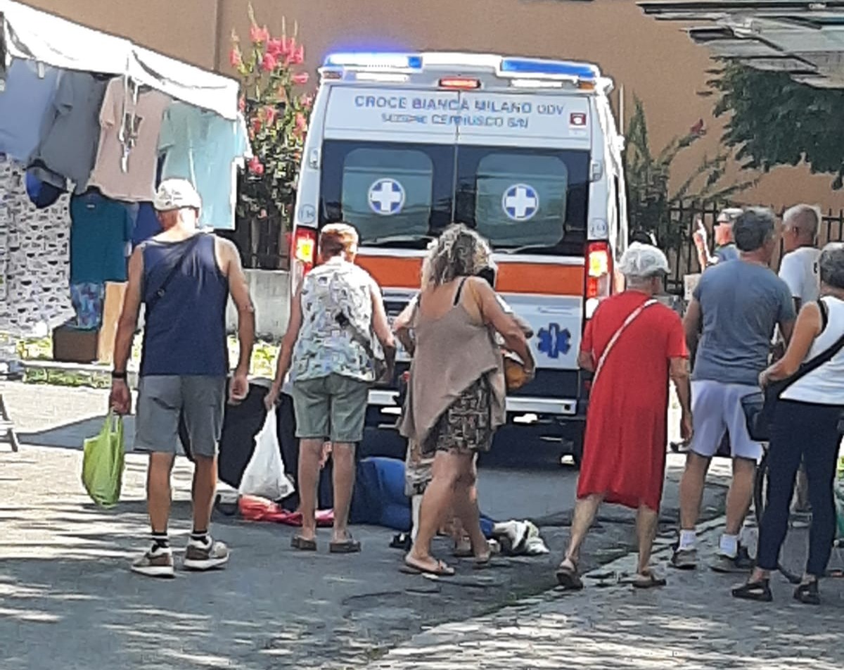 Una cliente del mercato cade in una buca e finisce in ospedale