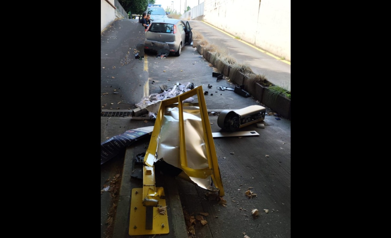 Una donna perde il controllo dell’auto e sfonda la barriera automatica del parcheggio