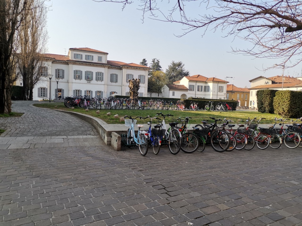 Controversia sul parcheggio delle biciclette all’istituto Margherita Hack di Cernusco sul Naviglio