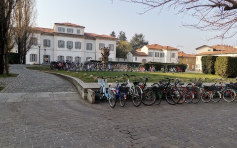 Controversia sul parcheggio delle biciclette all’istituto Margherita Hack di Cernusco sul Naviglio