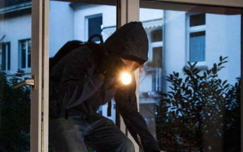 Due colombiani arrestati dopo aver speso con una carta prepagata rubata a Cernusco