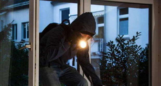 Due colombiani arrestati dopo aver speso con una carta prepagata rubata a Cernusco