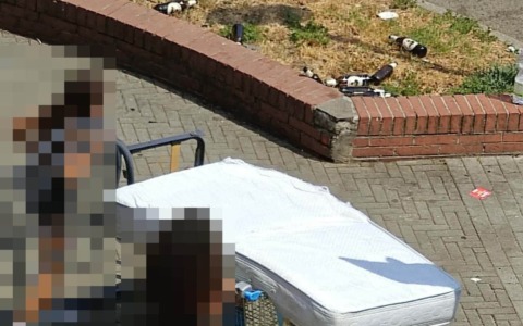 Due ragazzi di 14 anni abbandonano mobili in strada: genitori sanzionati dalla Polizia Locale