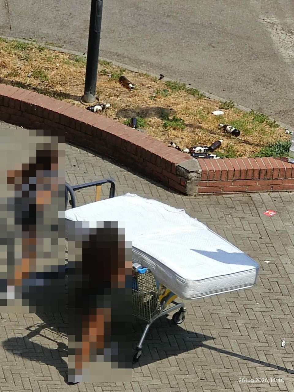 Due ragazzi di 14 anni abbandonano mobili in strada: genitori sanzionati dalla Polizia Locale