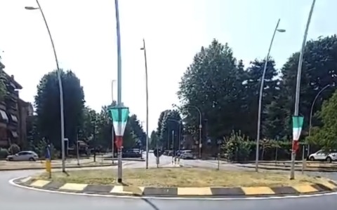 Inaugurata la rotonda sulla Padana: polemiche sull’intitolazione a Zanardi