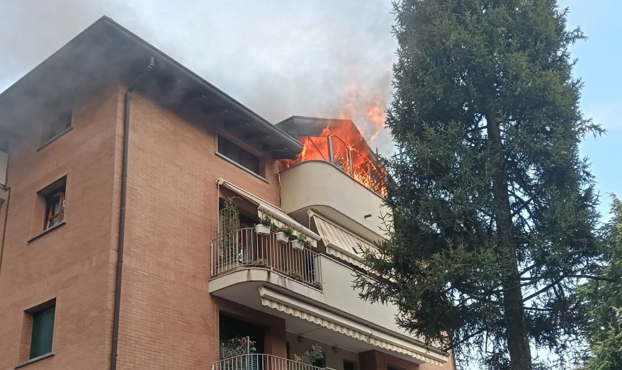 Incendio in un condominio: un residente perde la vita dopo un salto dalla finestra